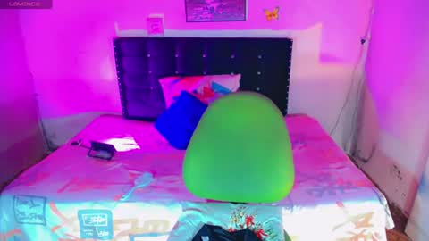 alondragill_ online show from July 7, 6:34 pm