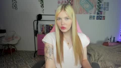 Pretty online show from July 17, 9:54 pm