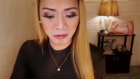 Snapshot of 1bigsurprise4you chatting on December 27, 8:28 pm angel online show from December 27, 8:28 pm