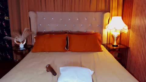 Snapshot of _empressvalerie_ chatting on October 1, 10:43 pm _empressvalerie_ online show from October 1, 10:43 pm