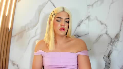 Snapshot of _naomi_fox chatting on March 8, 12:46 am shantall online show from March 8, 12:46 am