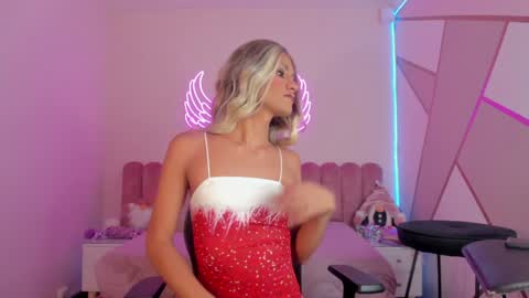 Snapshot of _scarletmoore chatting on December 22, 7:44 am Scarlett online show from December 22, 7:44 am