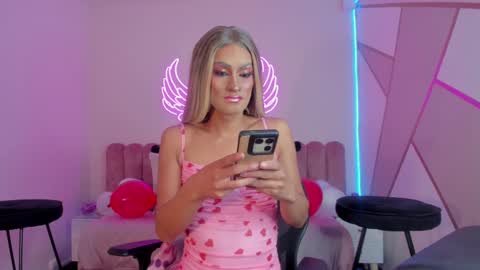 Snapshot of _scarletmoore chatting on February 16, 8:21 am Scarlett online show from February 16, 8:21 am