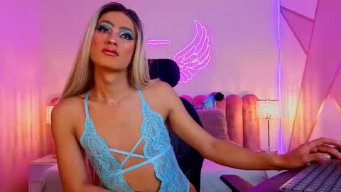 Snapshot of _scarletmoore chatting on September 23, 9:04 am Scarlett online show from September 23, 9:04 am