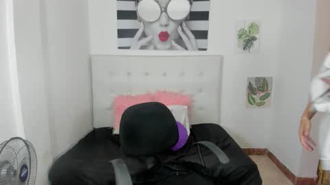 Snapshot of _sofia_agudelo chatting on October 9, 3:13 pm Sofia online show from October 9, 3:13 pm