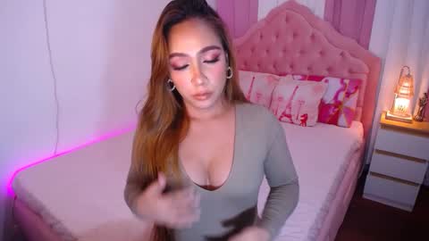Snapshot of absolutely_gurjuice69 chatting on February 9, 5:54 pm Hope online show from February 9, 5:54 pm