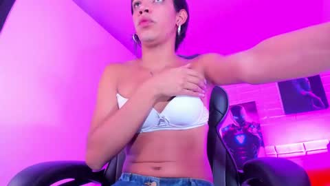 Snapshot of alahia__rodriguez chatting on December 28, 8:15 pm Alahia Rodriguez online show from December 28, 8:15 pm