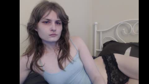 Snapshot of alexxuwu chatting on December 12, 7:04 pm Lyssa online show from December 12, 7:04 pm