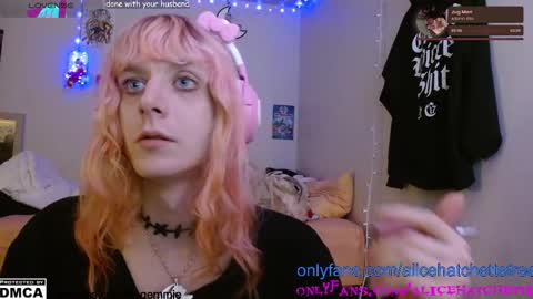 Snapshot of alice_hatchette chatting on September 17, 1:21 am Alice Hatchette online show from September 17, 1:21 am