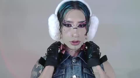 Snapshot of alienexxx chatting on March 7, 12:55 am online show from March 7, 12:55 am