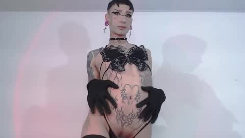 Snapshot of alienexxx chatting on October 5, 10:42 pm online show from October 5, 10:42 pm