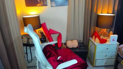 Snapshot of aliyahdeluxx chatting on December 30, 2:42 am aliyah online show from December 30, 2:42 am