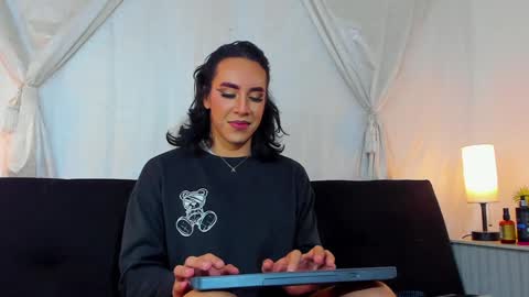 Snapshot of alonehazel chatting on February 6, 9:17 pm Hazel Bowie online show from February 6, 9:17 pm