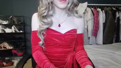 Snapshot of amaliecd chatting on December 15, 11:09 pm Amalie online show from December 15, 11:09 pm