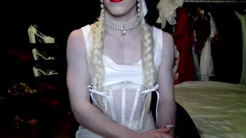 Snapshot of amaliecd chatting on October 9, 8:32 pm Amalie online show from October 9, 8:32 pm