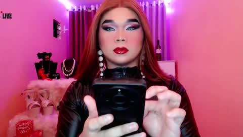 Snapshot of amiadoll chatting on December 4, 1:14 pm Queen Mireska online show from December 4, 1:14 pm