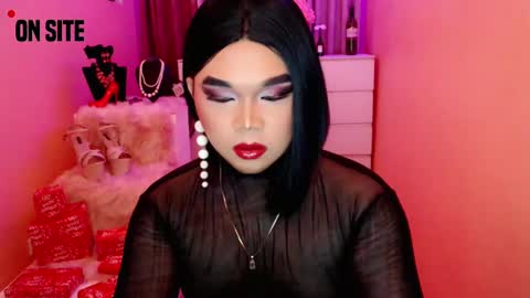 Snapshot of amiadoll chatting on December 12, 1:06 pm Queen Mireska online show from December 12, 1:06 pm