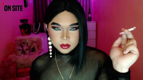 Snapshot of amiadoll chatting on December 20, 1:54 pm Queen Mireska online show from December 20, 1:54 pm