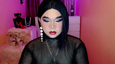 Snapshot of amiadoll chatting on December 28, 12:56 pm Queen Mireska online show from December 28, 12:56 pm