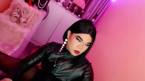 Snapshot of amiadoll chatting on January 14, 10:06 am Queen Mireska online show from January 14, 10:06 am