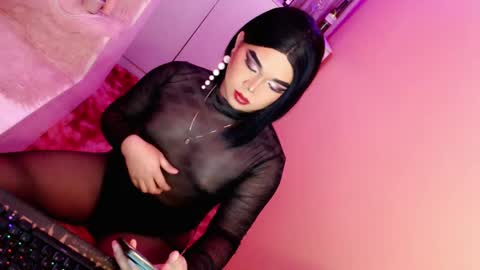 Snapshot of amiadoll chatting on January 21, 11:40 am Queen Mireska online show from January 21, 11:40 am