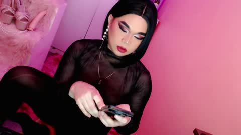 Snapshot of amiadoll chatting on February 8, 11:12 am Queen Mireska online show from February 8, 11:12 am