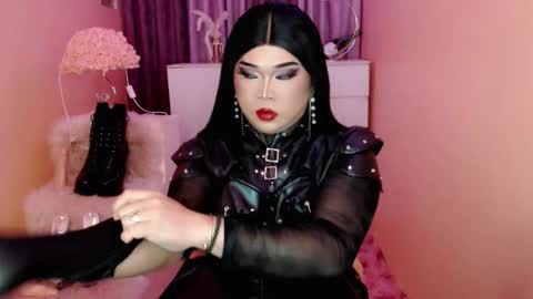 Snapshot of amiadoll chatting on September 13, 11:49 am Queen Mireska online show from September 13, 11:49 am