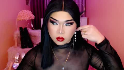 Snapshot of amiadoll chatting on September 22, 12:43 pm Queen Mireska online show from September 22, 12:43 pm