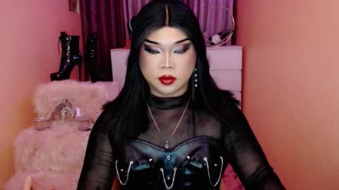Snapshot of amiadoll chatting on October 4, 12:39 pm Queen Mireska online show from October 4, 12:39 pm