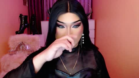 Snapshot of amiadoll chatting on October 5, 12:49 pm Queen Mireska online show from October 5, 12:49 pm
