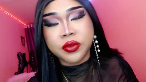 Snapshot of amiadoll chatting on October 10, 2:40 pm Queen Mireska online show from October 10, 2:40 pm