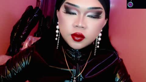 Queen Mireska online show from May 10, 5:40 pm