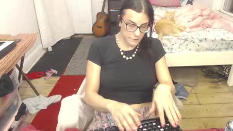Snapshot of amyattack chatting on February 8, 9:46 am Trashely Gimpson online show from February 8, 9:46 am