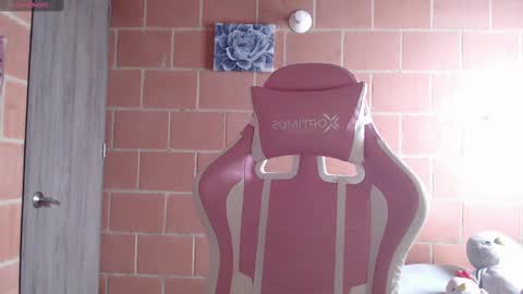 Snapshot of andrea_camila chatting on September 28, 4:17 pm Andrea online show from September 28, 4:17 pm