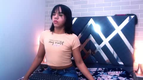 Snapshot of andrea_gill_ chatting on February 24, 11:32 am Andres Gil online show from February 24, 11:32 am