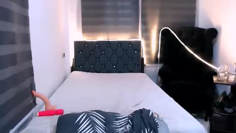 angella_dior online show from October 12, 8:22 pm