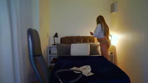 Snapshot of annecalifornia chatting on December 11, 8:42 am Anne Hart online show from December 11, 8:42 am