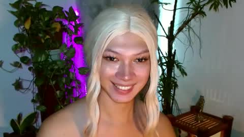 Snapshot of aphr0dite_x chatting on December 9, 11:15 am Roman Goddess online show from December 9, 11:15 am