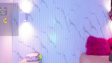 Snapshot of aria_millers_ chatting on December 6, 7:39 pm Aria Millers online show from December 6, 7:39 pm