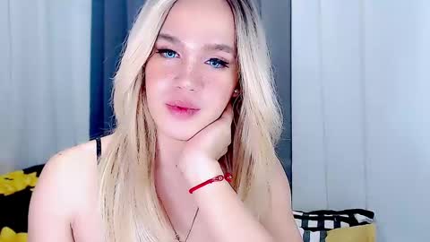 Snapshot of arianne_xoxo777 chatting on February 24, 8:17 am ARIANNE CUMS online show from February 24, 8:17 am