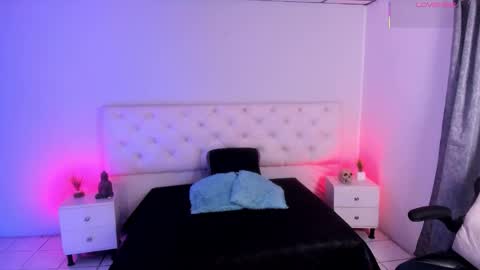 Aron cruz  online show from October 20, 1:36 pm