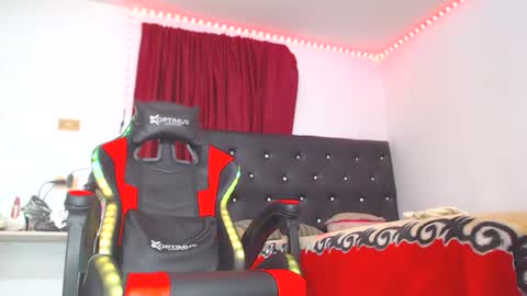 Snapshot of ashelyhots9inches chatting on October 8, 7:37 pm ashelyhots9inches online show from October 8, 7:37 pm