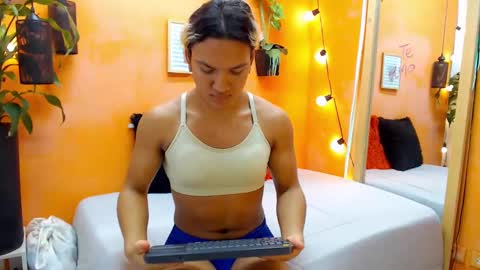 Snapshot of aslyhernandez chatting on December 12, 11:18 am ASLY online show from December 12, 11:18 am