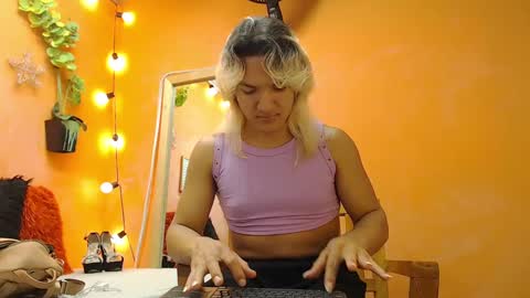 Snapshot of aslyhernandez chatting on January 15, 11:21 am ASLY online show from January 15, 11:21 am
