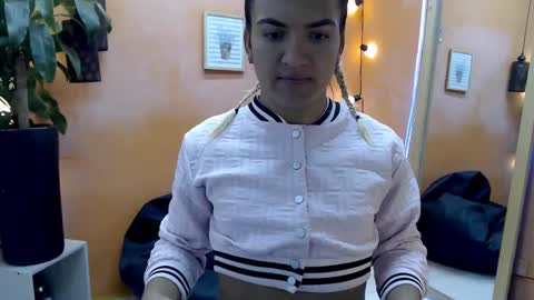 Snapshot of aslyhernandez chatting on January 20, 11:45 am ASLY online show from January 20, 11:45 am