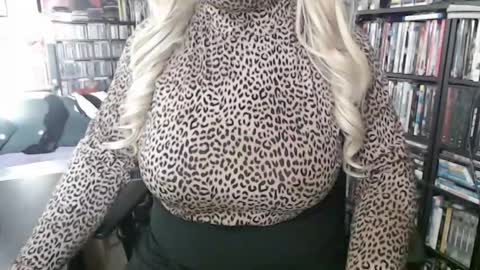 Snapshot of aspen_vale chatting on October 6, 9:15 pm Aspen Vale online show from October 6, 9:15 pm