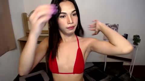 Snapshot of astraea_xxx chatting on December 9, 7:28 am Anna online show from December 9, 7:28 am