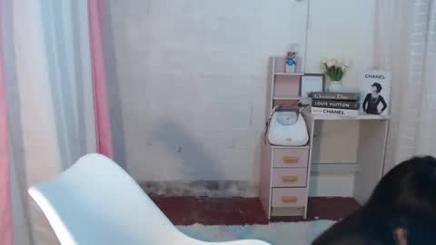 Snapshot of astraea_xxx chatting on February 12, 12:33 pm Anna online show from February 12, 12:33 pm