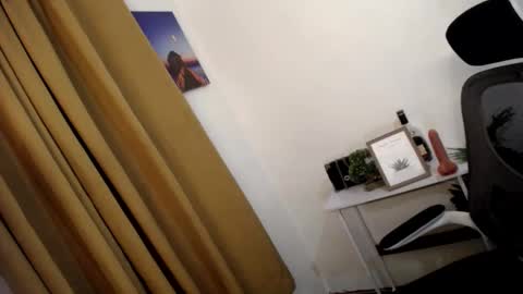 Snapshot of astraea_xxx chatting on March 12, 7:06 pm Anna online show from March 12, 7:06 pm