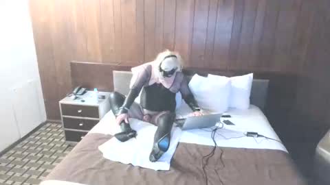 Snapshot of auntiejoan chatting on December 31, 4:04 pm Dodge001 online show from December 31, 4:04 pm